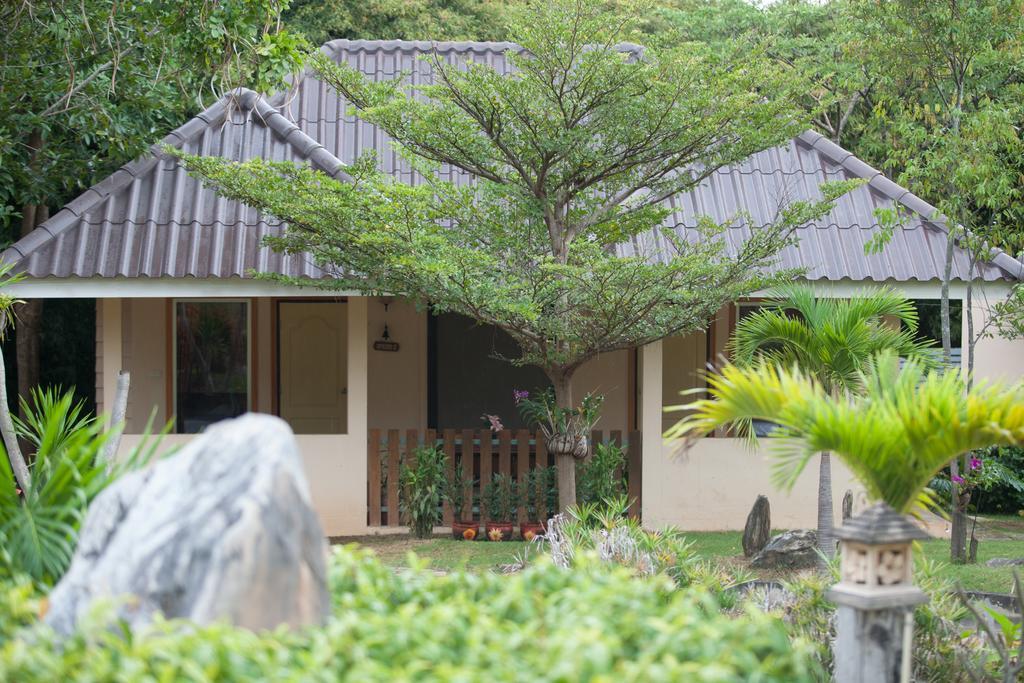 Dusit Talai Resort Nong Nam Daeng Exterior photo